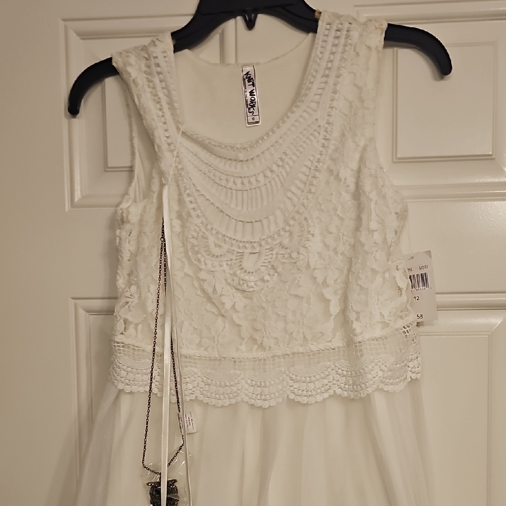 White Lace Sleeveless Dress
